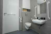 In-room Bathroom Bright Studios EALING