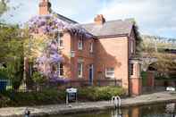 Exterior Lock Keepers Cottage - Detached House in the City