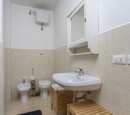 In-room Bathroom 2 Cave del Predil Lovely Apartments