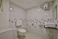In-room Bathroom Hotel Maan Palace