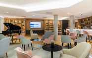 Bar, Cafe and Lounge 7 Brit Hotel Paris Orly