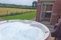 Entertainment Facility The Shippon -hot Tub ext chg - Superking-log Fire