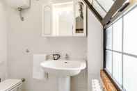 Toilet Kamar Stella del Mattino Bright Apartment