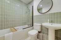 In-room Bathroom The Brockwell Park Escape - Bright 2bdr Flat With Parking
