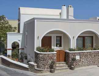 Exterior 2 Modern 2-bed House in the City Centre Fira