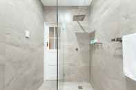 In-room Bathroom Luxury Escape in Bellevue Hill Apartment