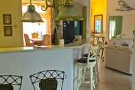 Quầy bar, cafe và phòng lounge Dream View Rotonda West Stunning Home is Fantastic Location