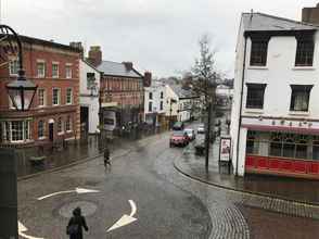 Exterior 4 The Maelor - Berwyn House - Central Wrexham - Sleeps Up To 6