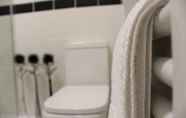 Toilet Kamar 7 The Maelor - Berwyn House - Central Wrexham - Sleeps Up To 6