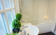 In-room Bathroom 5 The Gathering Chester 1 Sleeps 14 Very Close to City Centre Racecourse Within Walls