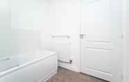 In-room Bathroom 6 Lovely Quiet Spacious 2 Bed Modern Fleetwood Flat Newcastle Gateshead