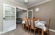 Restaurant 7 Gorgeous Modern 4 Bedroom House - Free Parking and Netflix by WHA for Contractors Relocation