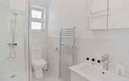 In-room Bathroom 5 Studio & One Bedroom Apartment in Euston