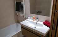 In-room Bathroom 5 Bright Stylish 1bd Flat in Jardins De Carthage