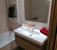 In-room Bathroom 5 Bright Stylish 1bd Flat in Jardins De Carthage