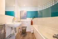 In-room Bathroom Stylish 2 Bedroom Warehouse Loft - Central Soho