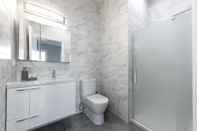 Phòng tắm bên trong Huge Stylish 3 BR Loft Cobblestone St Next to NYC
