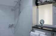 Toilet Kamar 5 Cozy 1BR Apartment Central Ambleside With Parking