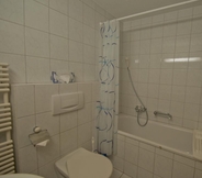 In-room Bathroom 6 Haus Bahnhofbuffet Apartment Riffelhorn