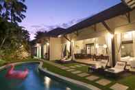 สระว่ายน้ำ Villa Alice Satu