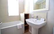 Toilet Kamar 2 Hollicarrs - Bumblebee Lodge