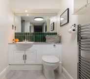 In-room Bathroom 5 The Wapping Wharf - Modern Bright 2bdr Flat on the Thames With Parking