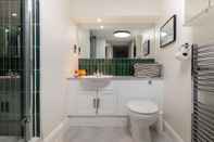 In-room Bathroom The Wapping Wharf - Modern Bright 2bdr Flat on the Thames With Parking