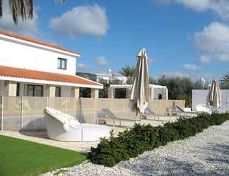 ภายนอกอาคาร 2 Luxury 6 Bedroom Villa With Privet Pool in Paphos