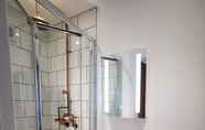 Toilet Kamar 4 No. 28 Contemporary Beach Side Property With sea Views