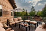 พื้นที่สาธารณะ Sleeps 16 Modern Home Mins From Deer Valley w Hot Tub by Avantstay