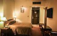 Bedroom 6 Iris Hotel