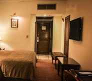Bedroom 6 Iris Hotel