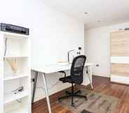 Kamar Tidur 5 Energised Apartment With Gym in Brent Park