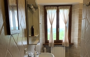 In-room Bathroom 2 Casa Pastano, Stunning Farmhouse in Italian Hills