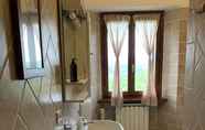 In-room Bathroom 2 Casa Pastano, Stunning Farmhouse in Italian Hills