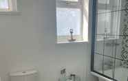 In-room Bathroom 7 Luxury Stay in the Heart of Porthcawl