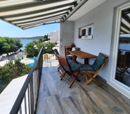 Others 7 Cozy Beachfront Apartment With Seaview