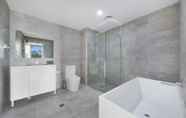 Bilik Mandi dalam Bilik 6 Wentworthville 2 Bedrooms 2 Bathrooms with Free Parking by KozyGuru