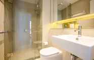 Toilet Kamar 6 Docklands high level 1 Bedroom Apartment with pool by KozyGuru