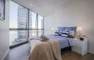 Kamar Tidur 5 Docklands high level 1 Bedroom Apartment with pool by KozyGuru