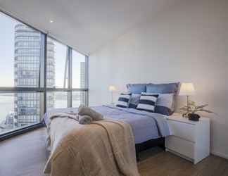 Kamar Tidur 2 Docklands high level 1 Bedroom Apartment with pool by KozyGuru