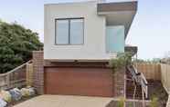 Exterior 2 Melbourne 3 Bedrooms Family House by KozyGuru