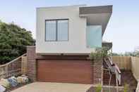 Exterior Melbourne 3 Bedrooms Family House by KozyGuru