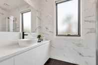 In-room Bathroom Melbourne 3 Bedrooms Family House by KozyGuru