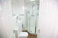 In-room Bathroom Manchester Apartments by Bevolve - City Centre 2