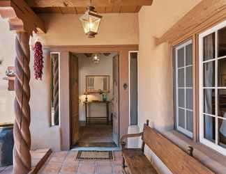 Lobby 2 Garcia St. Adobe - Historic District, Close to Canyon Road, Three Master Bedrooms, Great Outdoor Space