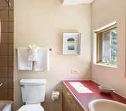 In-room Bathroom 3 Enchantment - Stunning Views, Fantastic Outdoor Spaces, Four Fireplaces