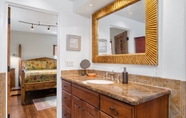 In-room Bathroom 3 Casa O'keeffe - Five-minute Walk to The Plaza, Quiet Neighborhood, Comfort and Convenience