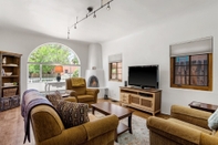 Common Space Casa O'keeffe - Five-minute Walk to The Plaza, Quiet Neighborhood, Comfort and Convenience