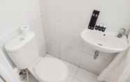 Toilet Kamar 5 Minimalist Studio Room At Aeropolis Residence Apartment